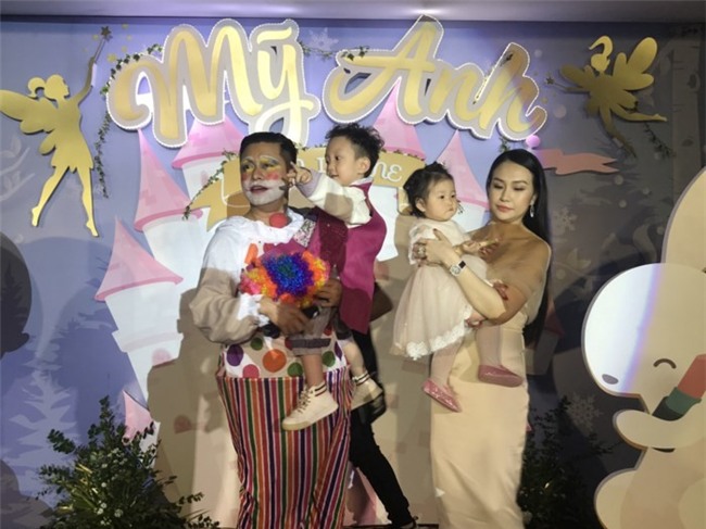 Gia đình Tuấn Hưng hạnh phúc bên nhau trong tiệc sinh nhật mừng&nbsp;con gái Mỹ Anh tròn 1 tuổi. - Tin sao Viet - Tin tuc sao Viet - Scandal sao Viet - Tin tuc cua Sao - Tin cua Sao