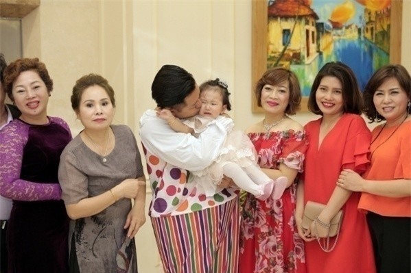 Bé Son&nbsp;đón tuổi mới trong vòng tay yêu thương của mọi người.&nbsp; - Tin sao Viet - Tin tuc sao Viet - Scandal sao Viet - Tin tuc cua Sao - Tin cua Sao