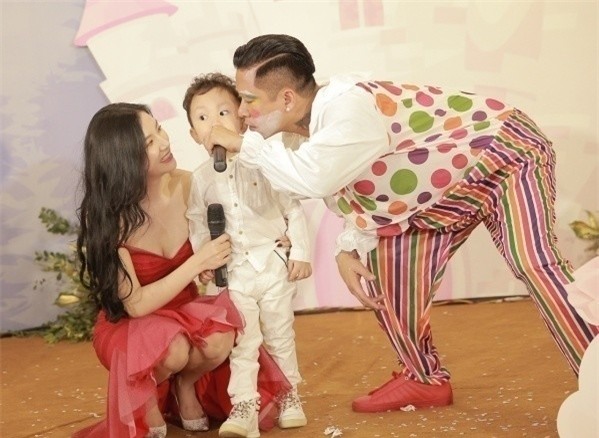 Anh hai Su Hào cũng góp vui hát tặng em gái.&nbsp; - Tin sao Viet - Tin tuc sao Viet - Scandal sao Viet - Tin tuc cua Sao - Tin cua Sao