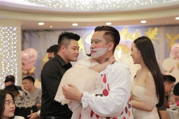 Tuấn Hưng luôn bế con gái trong tiệc sinh nhật từ đầu đến cuối tiệc.&nbsp; - Tin sao Viet - Tin tuc sao Viet - Scandal sao Viet - Tin tuc cua Sao - Tin cua Sao