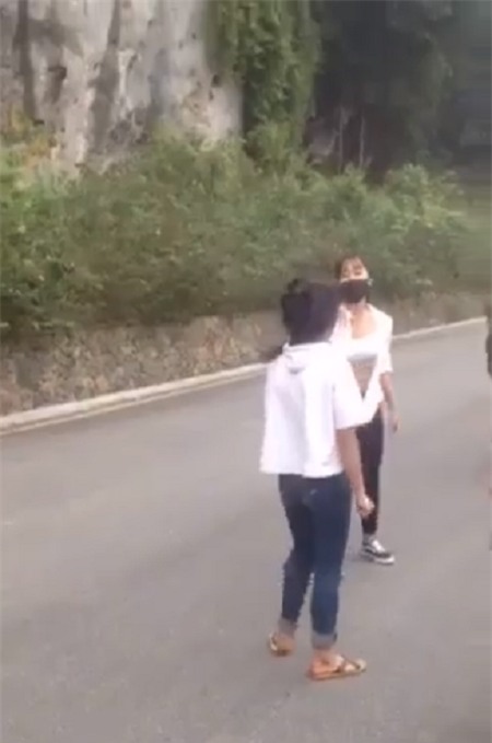 Clip: Nữ sinh đánh nhau dã man như phim chưởng, bạn bè đứng ngoài hò reo, cổ vũ - Ảnh 3.