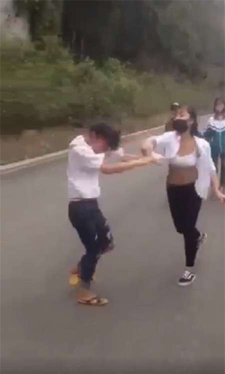 Clip: Nữ sinh đánh nhau dã man như phim chưởng, bạn bè đứng ngoài hò reo, cổ vũ - Ảnh 4.