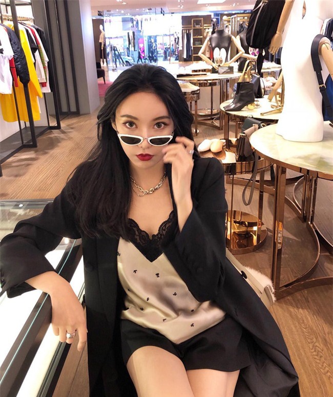 Con gái tỷ phú Trung Quốc: Ở nhà làm công chúa ngập trong đồ hiệu, lấy chồng đổi ngôi... lên nữ hoàng - Ảnh 5.