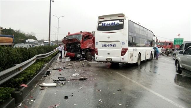 giam doc canh sat pccc noi gi ve vu xe cuu hoa bi tong tren cao toc? - 2