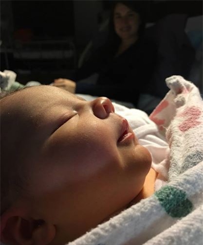 Chồng tí tởn chụp ảnh selfie lúc vợ tái mặt đau đẻ còn khoe lên mạng, ai cũng lo lắng cho “tính mạng” của anh sau đó - Ảnh 4.