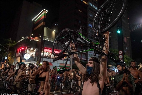 Nhiều người đưa xe lên đầu và hô vang khẩu hiệu để kêu gọi chính quyền thành phố cần có nhiều biện pháp hơn để bảo vệ người đi xe đạp