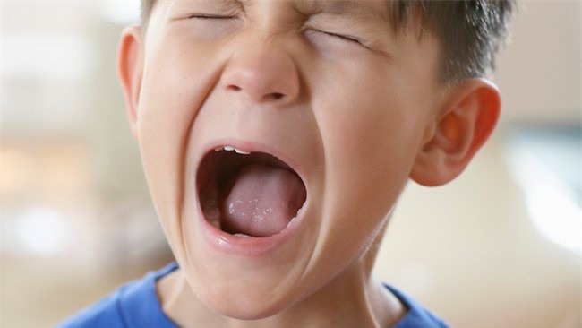 Khi trẻ đang đùng đùng tức giận, cách làm đơn giản này giúp bé hạ hỏa nhanh đến không ngờ - Ảnh 2.