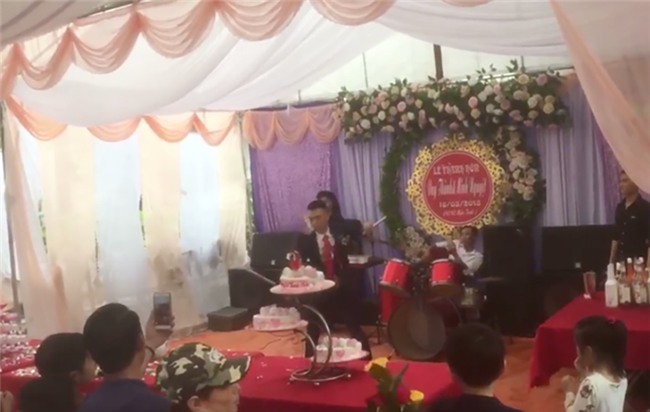 Chú rể múa côn nhị khúc như Lý Tiểu Long trong đám cưới