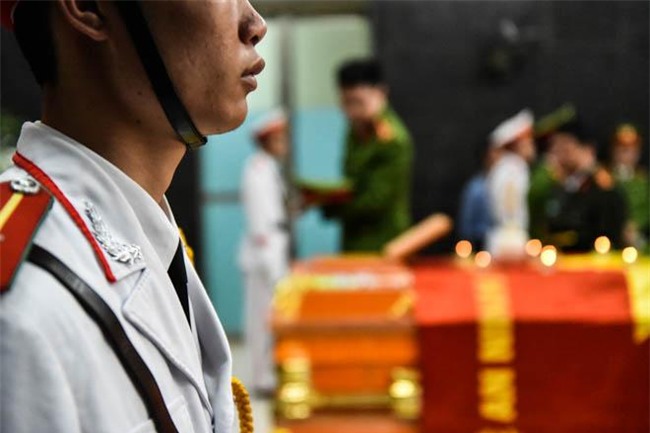 dong doi, nguoi than khoc nghen trong dam tang chien si canh sat pccc - 10