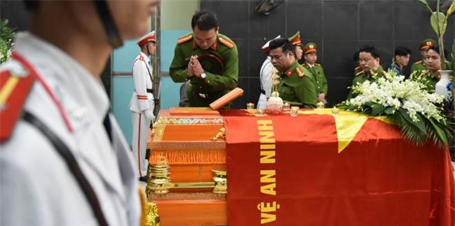 dong doi, nguoi than khoc nghen trong dam tang chien si canh sat pccc - 2