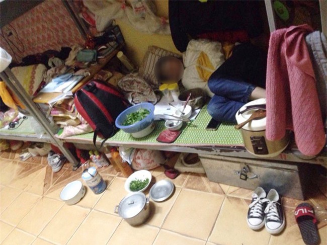 Choáng với cảnh nữ sinh ngủ ngon lành khi xung quanh bề bộn, giường chất đầy gia vị nấu ăn - Ảnh 1.