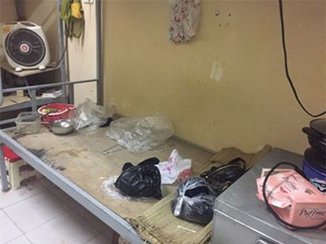 Choáng với cảnh nữ sinh ngủ ngon lành khi xung quanh bề bộn, giường chất đầy gia vị nấu ăn - Ảnh 2.