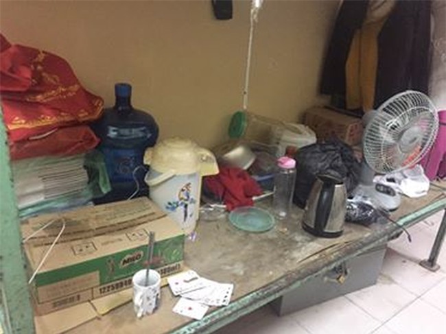 Choáng với cảnh nữ sinh ngủ ngon lành khi xung quanh bề bộn, giường chất đầy gia vị nấu ăn - Ảnh 4.