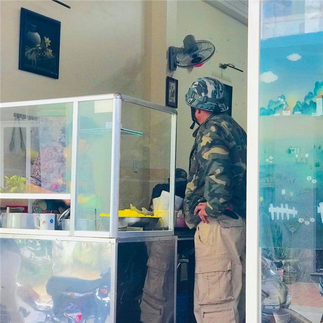 Câu chuyện về chú xe ôm tốt bụng ở Đà Lạt, rong ruổi khắp các ngả đường để đưa khách đi mua thuốc, cháo cho người ốm mà không lấy thêm tiền - Ảnh 2.