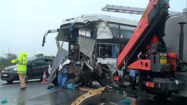 Tài xế xe khách vụ va chạm với xe cứu hỏa: Đường trơn, trượt nếu đánh lái sẽ nguy hiểm - Ảnh 1.