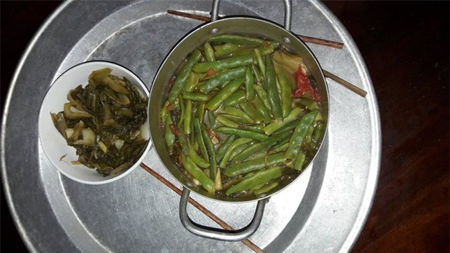 Nấu cơm đãi bạn thì ngon, đến lượt vợ bầu, anh chồng lại mời nồi canh hổ lốn: cá nấu dưa tặng thêm đậu cô-ve làm lớp phủ - Ảnh 2.