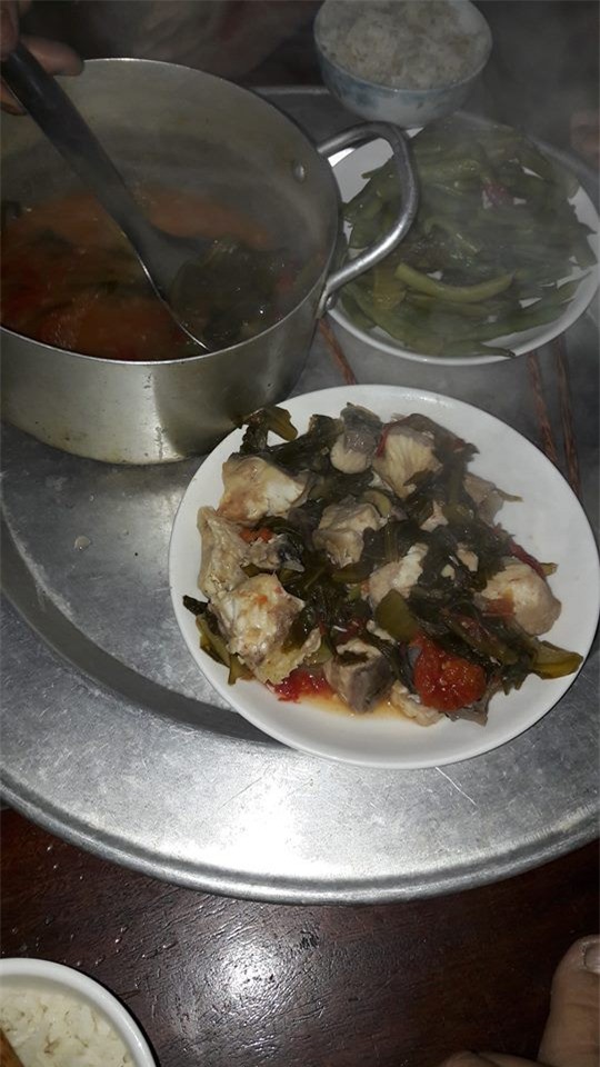 Nấu cơm đãi bạn thì ngon, đến lượt vợ bầu, anh chồng lại mời nồi canh hổ lốn: cá nấu dưa tặng thêm đậu cô-ve làm lớp phủ  - Ảnh 3.