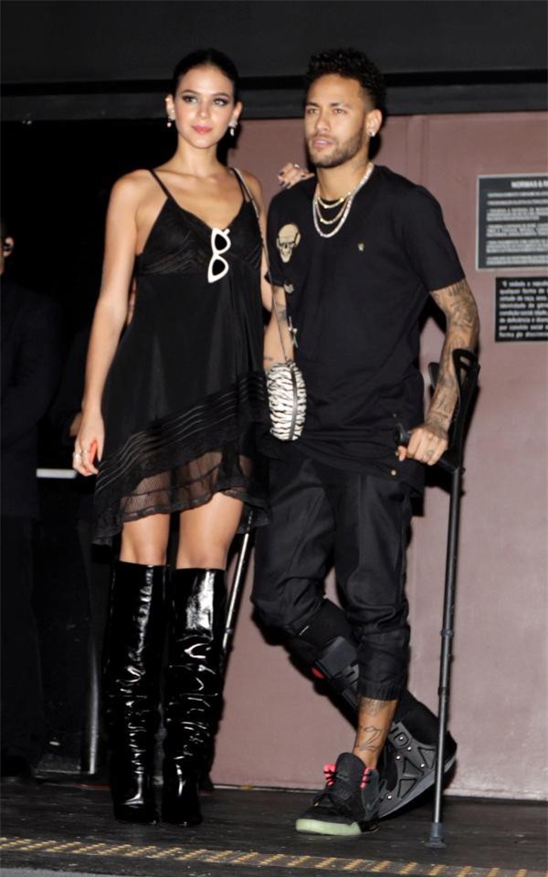 Neymar chống nạng cùng bạn gái dự tiệc sinh nhật - Ảnh 3.