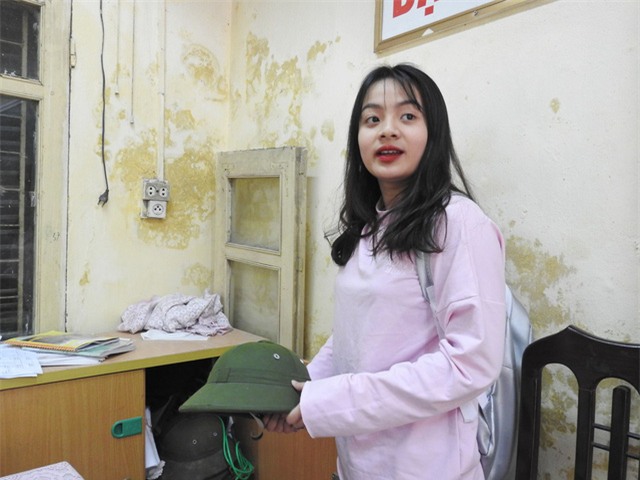 Em Thúy Trinh cho biết, các bạn trong lớp chuẩn bị mũ cối để đội đề phòng bất trắc.