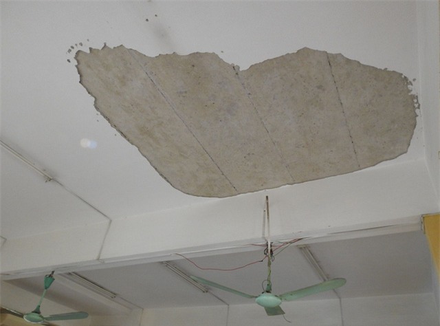 Mảng trần rơi vào đầu học sinh trưa 20/3