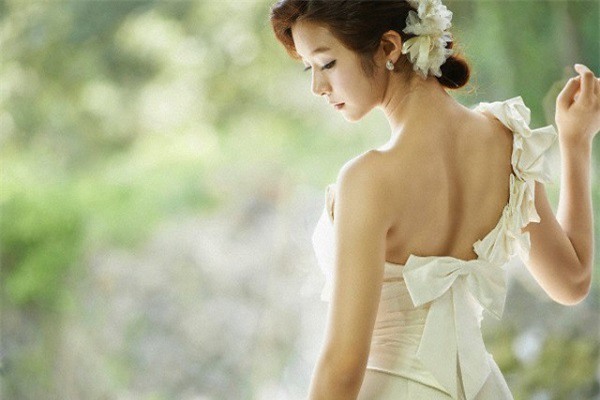 Họ đi rồi để mình em mặc chiếc váy cô dâu đứng khóc vật vã vì bị bỏ rơi ngay trong ngày cưới - Ảnh 1.