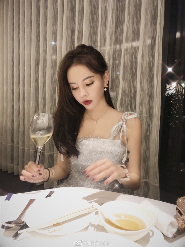 Sơ ý tắt chế độ tự động làm đẹp khi đang livestream, hot girl lộ mặt mộc khiến người hâm mộ hốt hoảng - Ảnh 3.