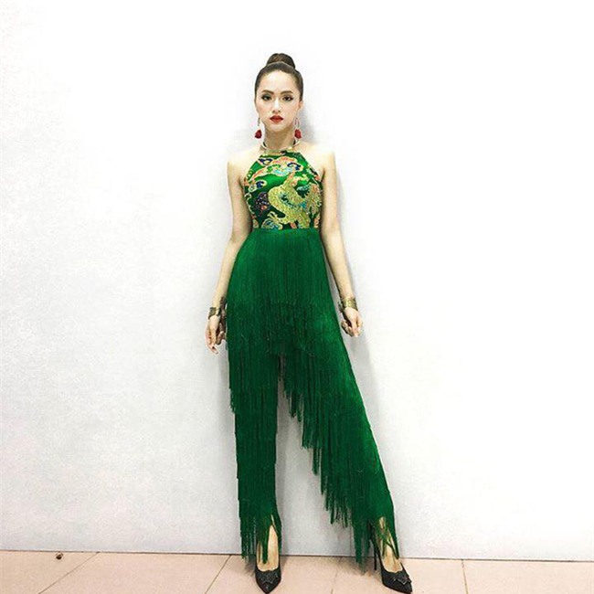 Sau ngày đăng quang, Hoa hậu Hương Giang vẫn chăm diện lại đồ cũ - Ảnh 8.