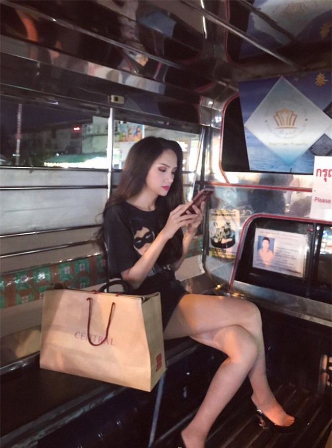 Sau ngày đăng quang, Hoa hậu Hương Giang vẫn chăm diện lại đồ cũ - Ảnh 13.