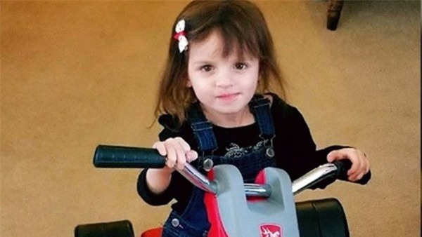 Nhờ hàng xóm trông con, bố mẹ chẳng ngờ con bị hành hạ dã man đến tử vong thế này - Ảnh 1.