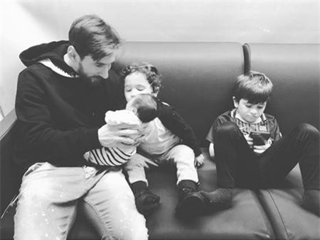 Messi luôn là một ông bố mẫu mực