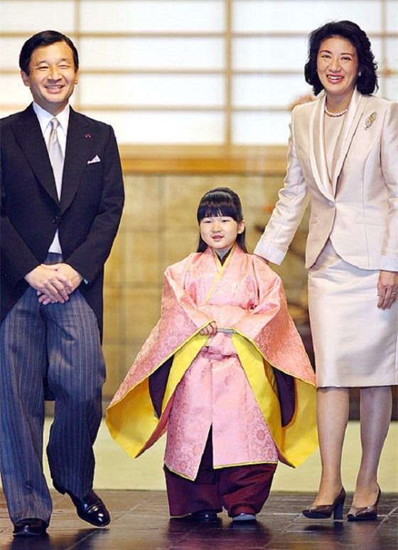 sinh ra da "ngam thia vang", cong chua nhat ban aiko duoc day "tranh lam phien nguoi khac" - 2