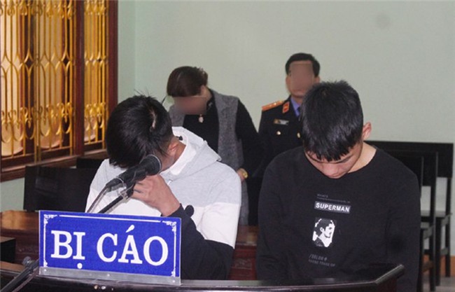 Bé gái 13 tuổi “dâng hiến” khiến hai thanh niên lĩnh án - Ảnh 1.