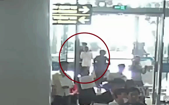 Video Đoàn Thị Hương tập dượt tại sân bay Nội Bài: Bước ngoặt mới trong vụ án Kim Chol? - Ảnh 1.