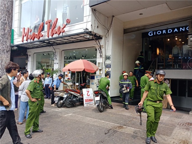 Thang máy gặp sự cố, nam thanh niên bị kẹt cổ giữa thang máy với sàn nhà nguy kịch