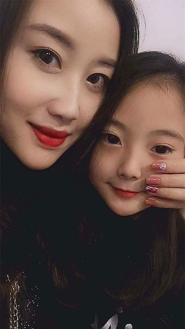 Cô bé xinh đẹp khoe ảnh chụp chung với dì ruột, dân mạng đồng loạt hỏi: Dì có chồng chưa? - Ảnh 2.