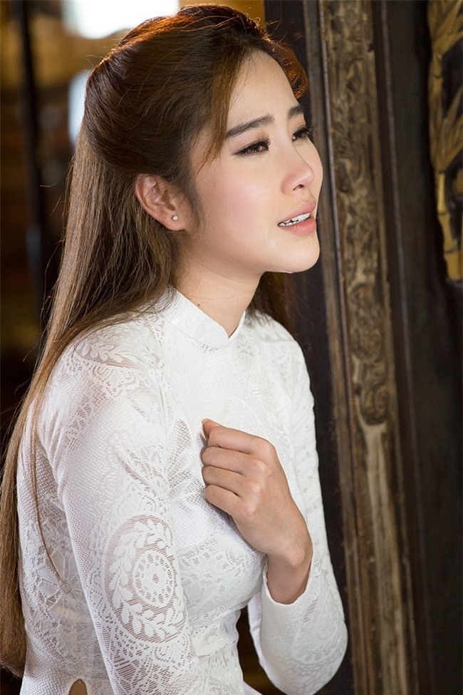 Tại thời điểm cả hai có tình cảm, người đẹp vẫn biết&nbsp;Trường Giang&nbsp;còn mối quan hệ với&nbsp;Nhã Phương. Dẫu vậy, cô khó lòng nén cảm xúc cá nhân của mình. Sau tất cả, cô gửi lời xin lỗi đến cặp đôi này và mong họ mãi hạnh phúc. Trái chiều với ý kiến xin lỗi, người đẹp nhận khá nhiều lời chỉ trích từ mọi người.&nbsp; - Tin sao Viet - Tin tuc sao Viet - Scandal sao Viet - Tin tuc cua Sao - Tin cua Sao