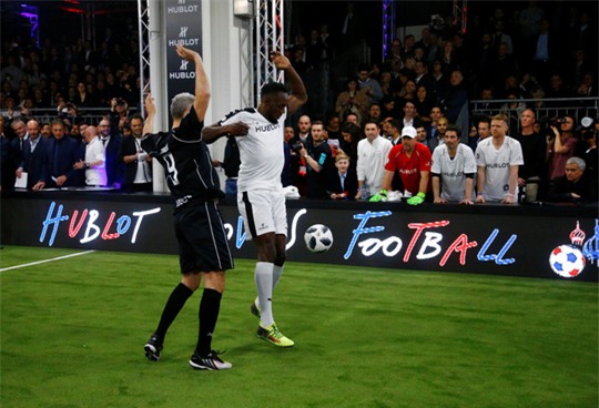 Mourinho dẫn dắt Usaint Bolt đối đầu đội bóng của Maradona - Ảnh 8.