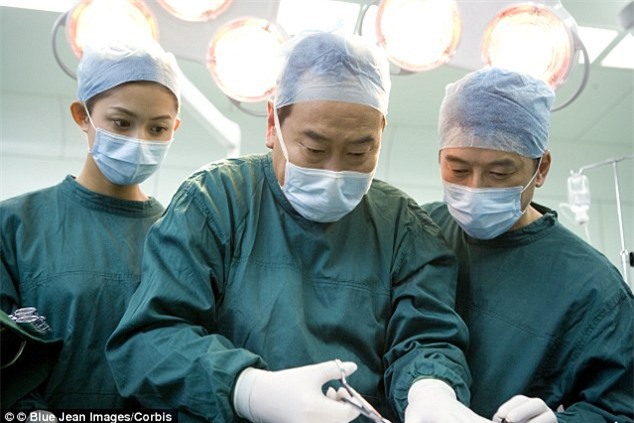 Mổ bụng bệnh nhân, bác sĩ kinh hoàng khi nhìn thấy những thứ này mà nguyên nhân là do ăn đậu phụ - Ảnh 2.