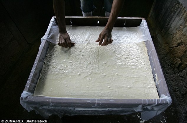 Mổ bụng bệnh nhân, bác sĩ kinh hoàng khi nhìn thấy những thứ này mà nguyên nhân là do ăn đậu phụ - Ảnh 3.