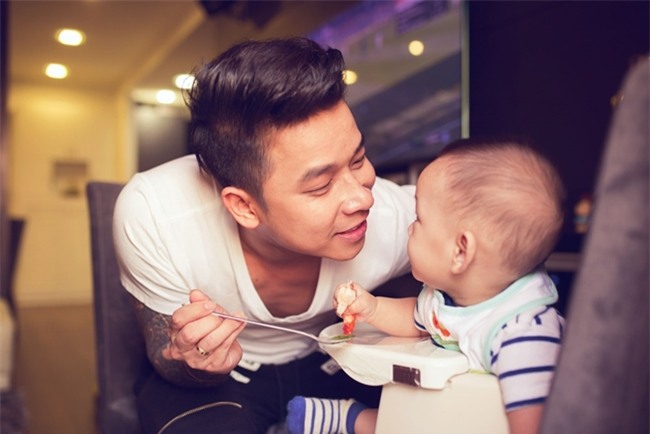 bat ngo voi hinh anh o nha cua anh chang xam tro duy manh, tuan hung hinh anh 19