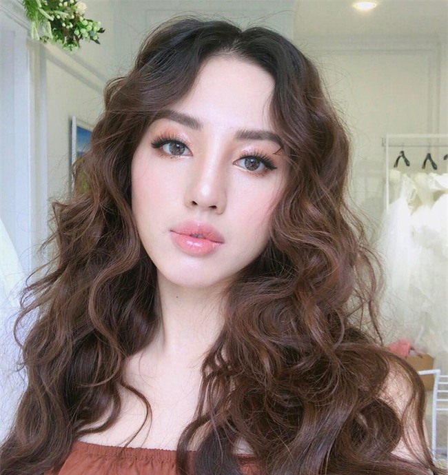 Đã qua rồi thời son lì, loạt người đẹp Việt đang chạy theo xu hướng son bóng nhẫy khoe môi gợi cảm - Ảnh 12.