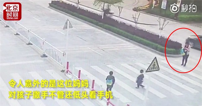 Trung Quốc: Mẹ mải dán mắt vào điện thoại, con trai chạy qua đường bị ôtô tông trực diện - Ảnh 1.