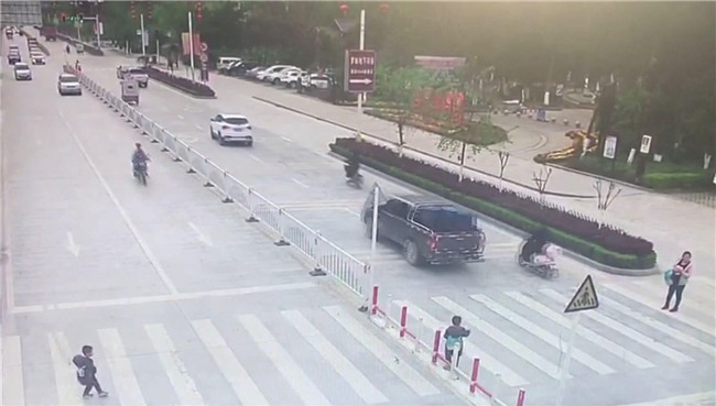 Trung Quốc: Mẹ mải dán mắt vào điện thoại, con trai chạy qua đường bị ôtô tông trực diện - Ảnh 2.