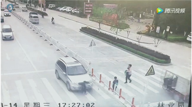 Trung Quốc: Mẹ mải dán mắt vào điện thoại, con trai chạy qua đường bị ôtô tông trực diện - Ảnh 5.