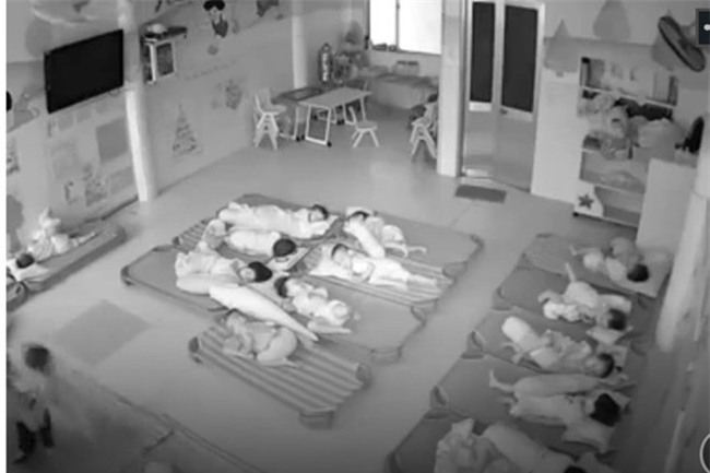 Giao vien mam non dung chan hat tre nga gay phan no hinh anh 1