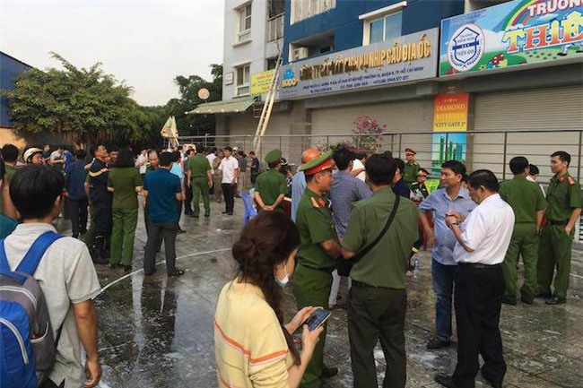 anh: hien truong vu chay chung cu carina plaza khien 13 nguoi chet o tp.hcm - 7