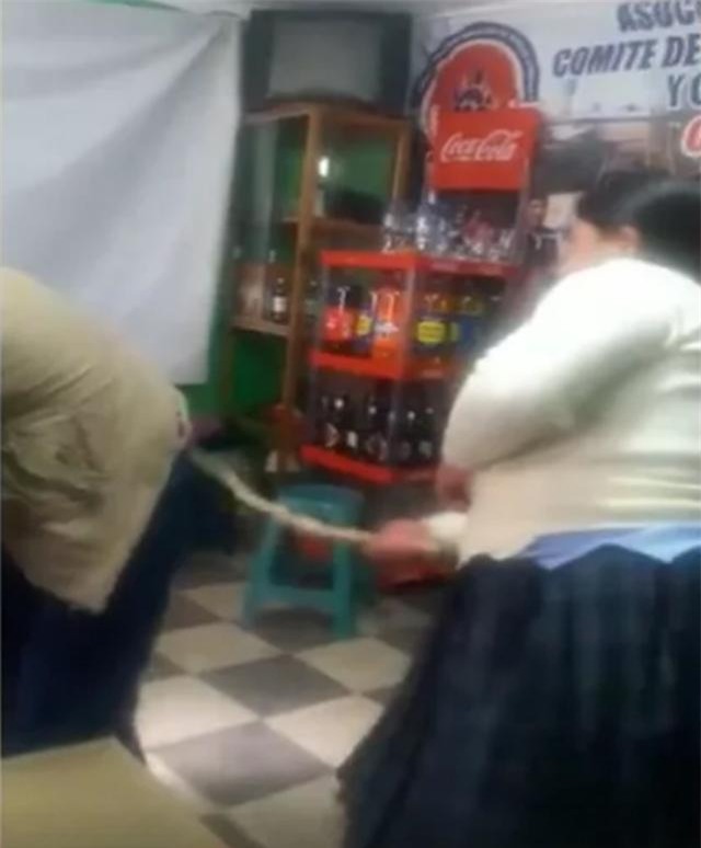 phong tuc cuoi xin ky la: chu re dung im cho me vo danh moi duoc ket hon - 1