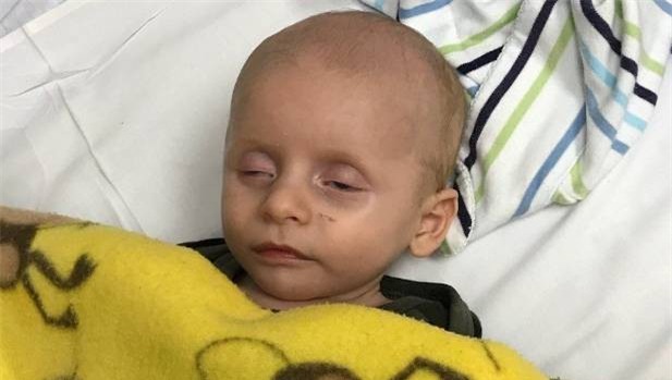 Đưa con đến bệnh viện cấp cứu, bác sĩ từ chối khám vì nguyên nhân khiến ai cũng phẫn nộ - Ảnh 1.