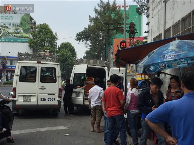 Xót xa khi chứng kiến cảnh tượng 3 quan tài đặt cạnh nhau sau khi bà ngoại, con gái và cháu gái 2 tuổi tử vong trong vụ cháy kinh hoàng - Ảnh 5.