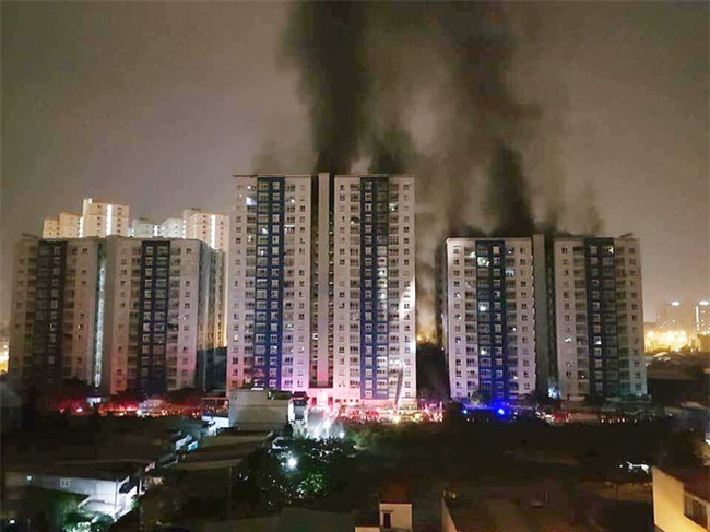 16 năm sau thảm họa ITC, người Sài Gòn lại bàng hoàng trước nỗi đau và mất mát quá lớn trong vụ cháy chung cư Carina - Ảnh 2.